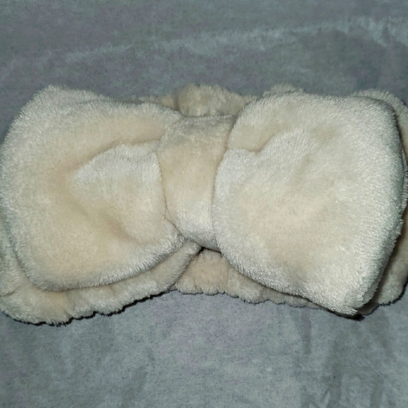 Cream Fuzzy Headband with Bow - Picture 5 of 5